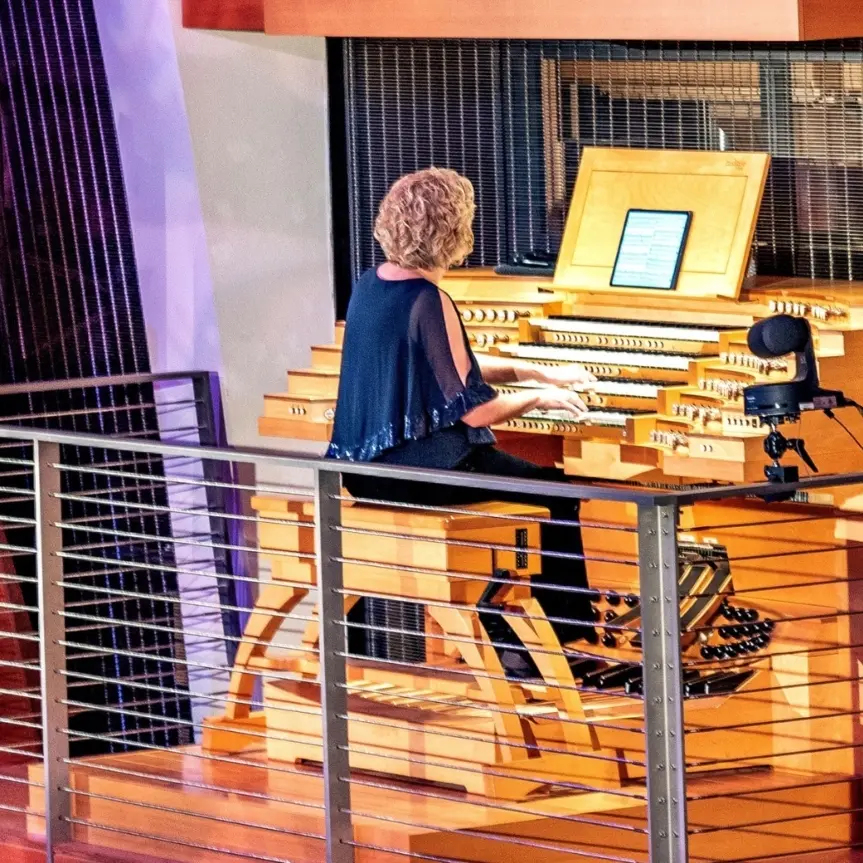 The organ put its best feet foward