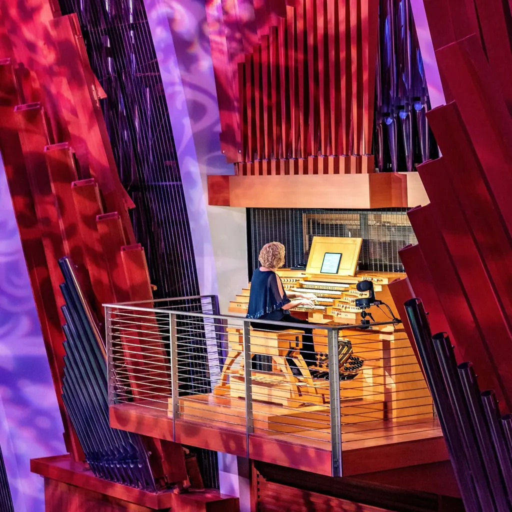 The organ put its best feet foward