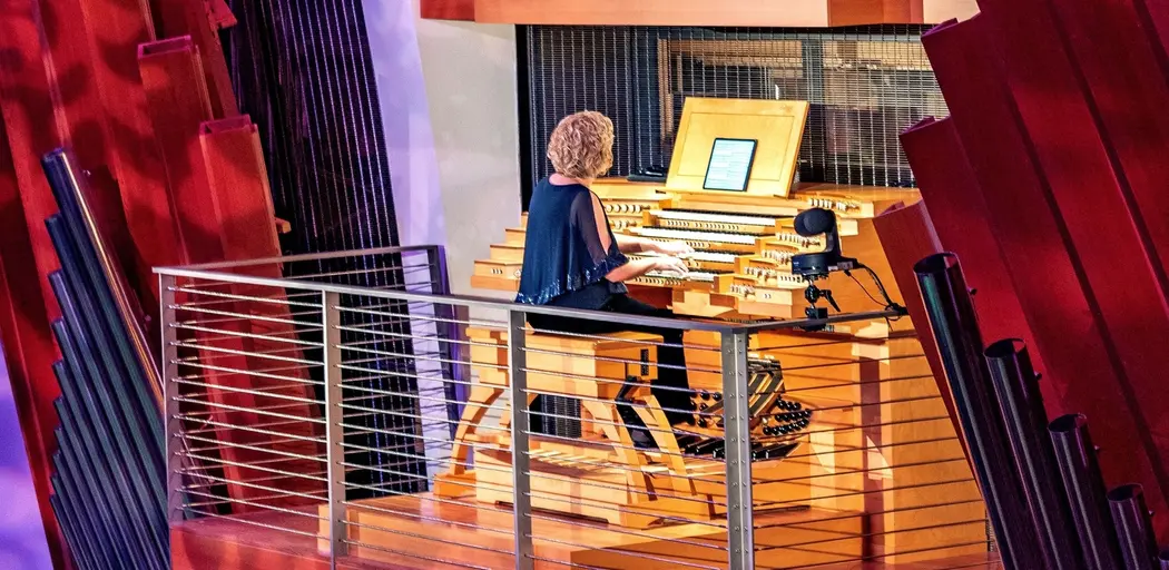 The organ put its best feet foward