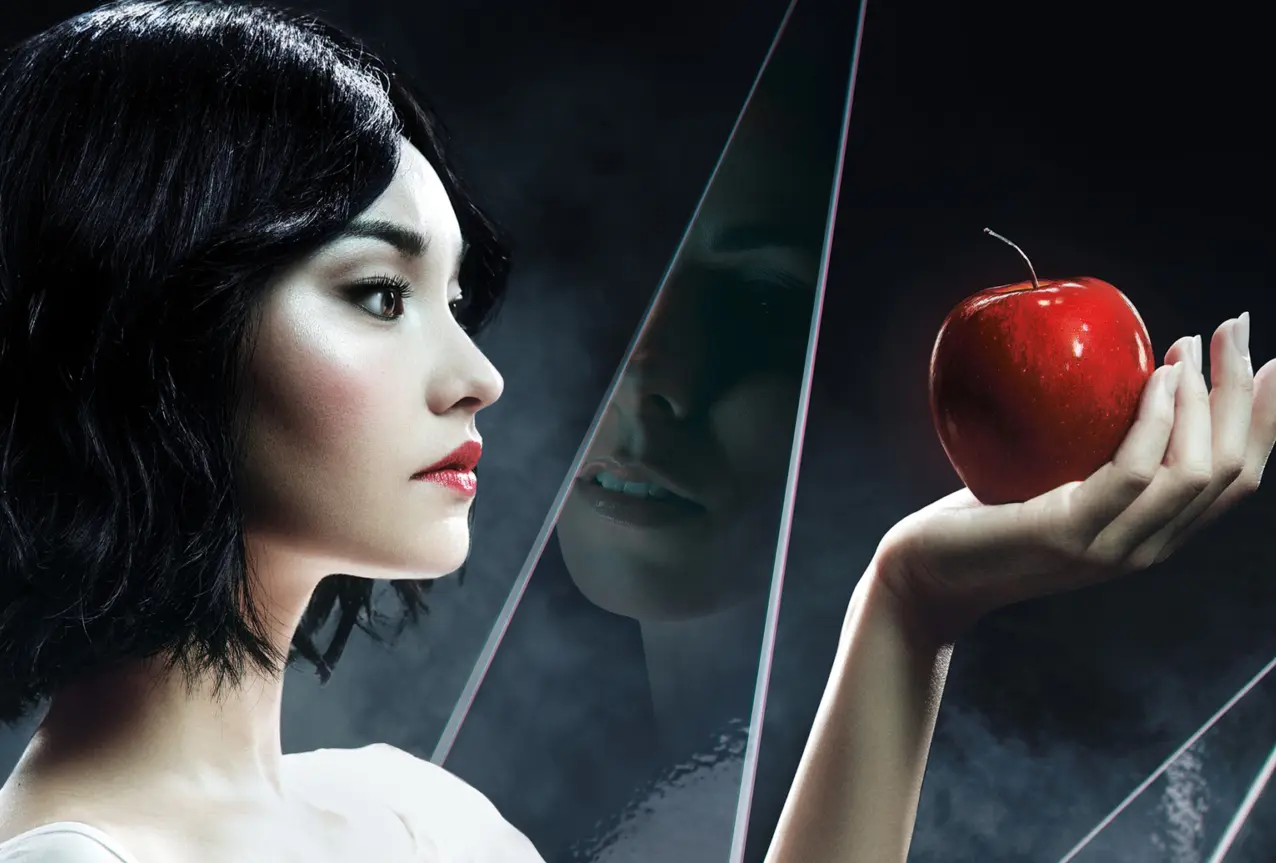 Snow White And The Mirror
