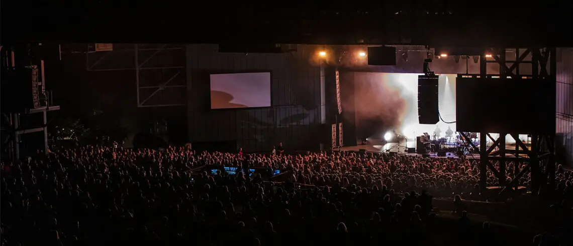 Amphithéâtre Fernand-Lindsay de soir