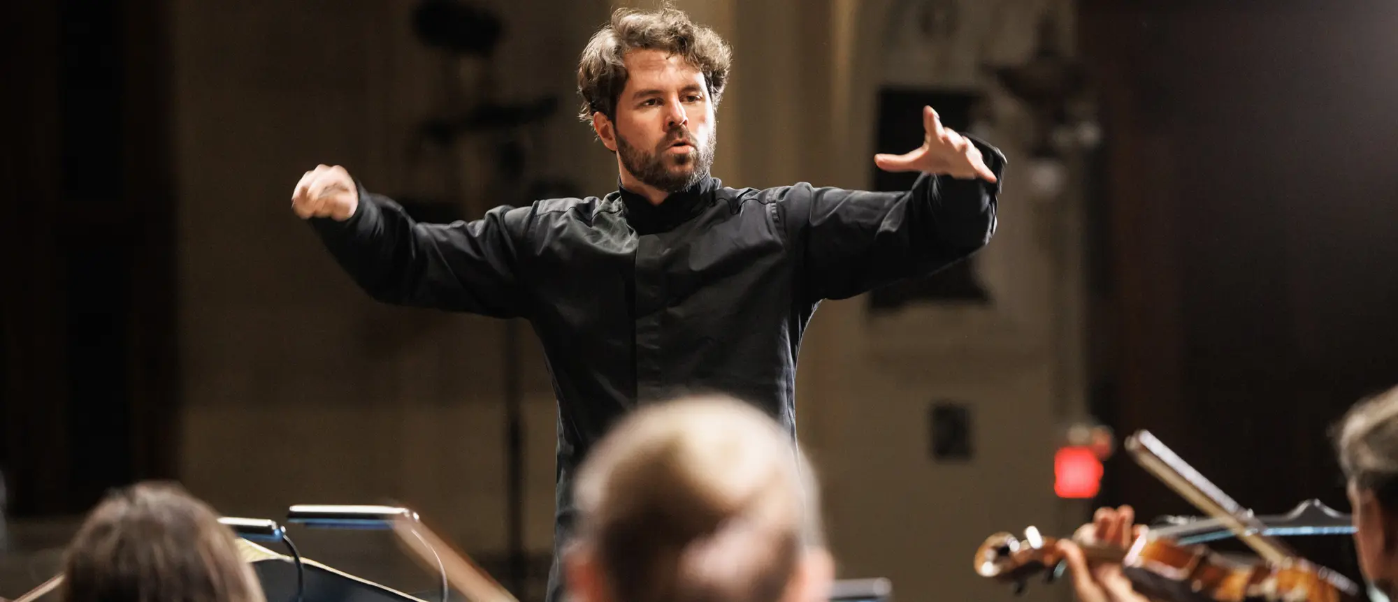 Simon Rivard dirige un orchestre